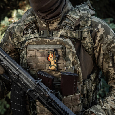 M-Tac PVC pleķis „Tactical Girl" Pin-Up – 4,5 × 8,5 cm