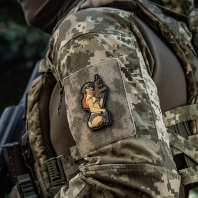 M-Tac PVC pleķis „Tactical Girl" Pin-Up – 4,5 × 8,5 cm